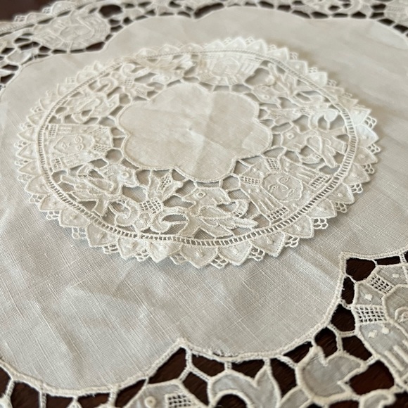 Egyptian Pharaoh Doilies, Rare Antique Embroidered Linens, Set of 2, Egypt - Picture 4 of 7